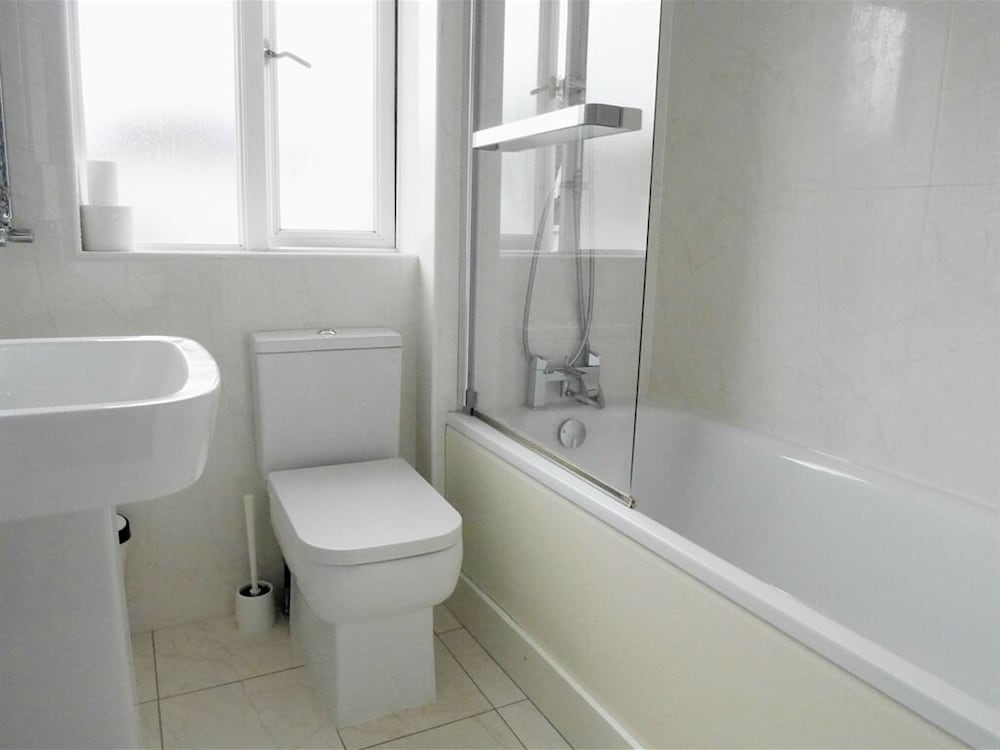 Habitación triple estándar, baño privado del hotel Kew Studios and Rooms. Foto 5