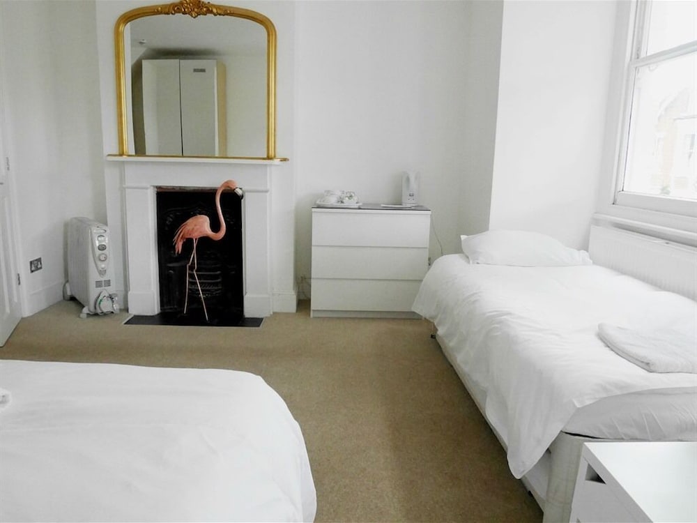 Habitación cuádruple, baño privado del hotel Kew Studios and Rooms