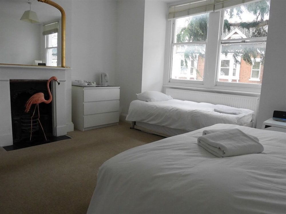 Habitación cuádruple, baño privado del hotel Kew Studios and Rooms. Foto 3