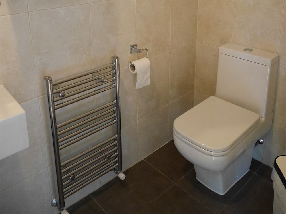 Habitación cuádruple, baño privado del hotel Kew Studios and Rooms. Foto 7