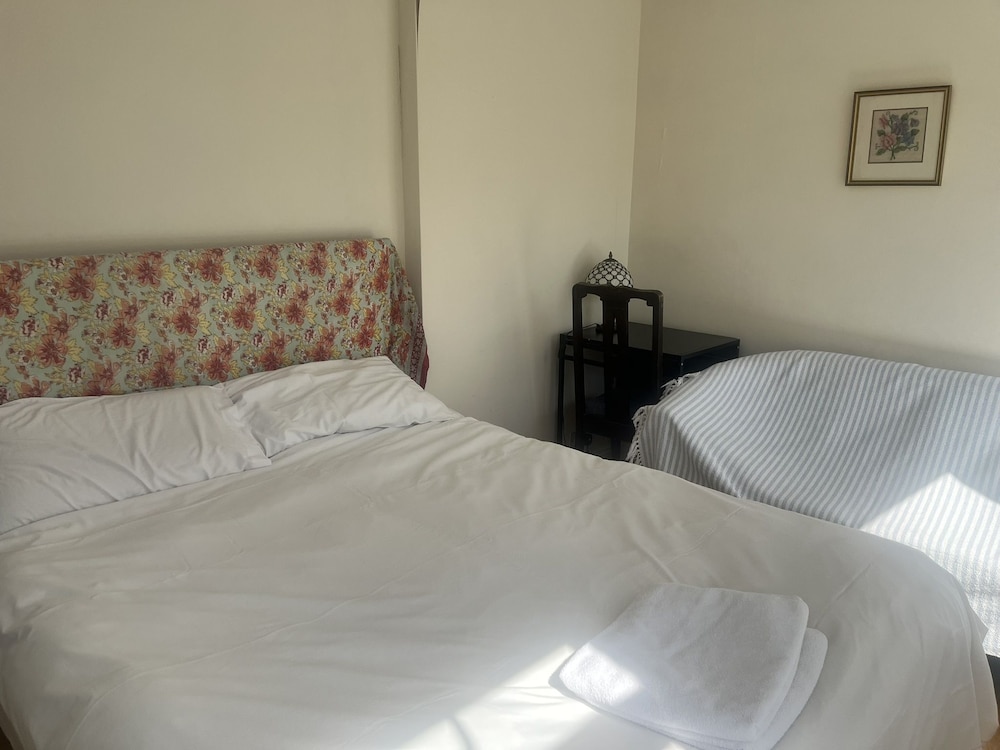 Habitación doble, baño privado, vistas al jardín (Room 3) del hotel Kew Studios and Rooms