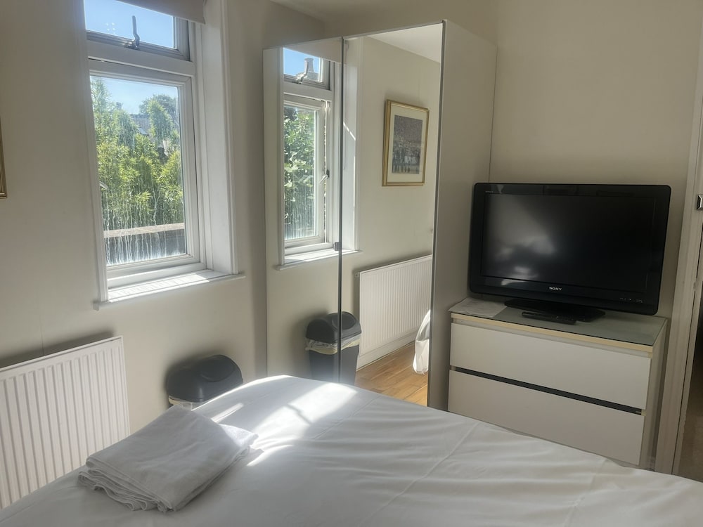 Habitación doble, baño privado, vistas al jardín (Room 3) del hotel Kew Studios and Rooms. Foto 1