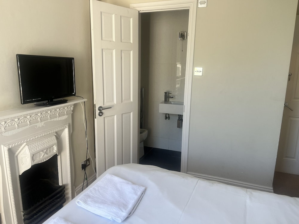 Habitación estándar doble, baño privado del hotel Kew Studios and Rooms. Foto 9