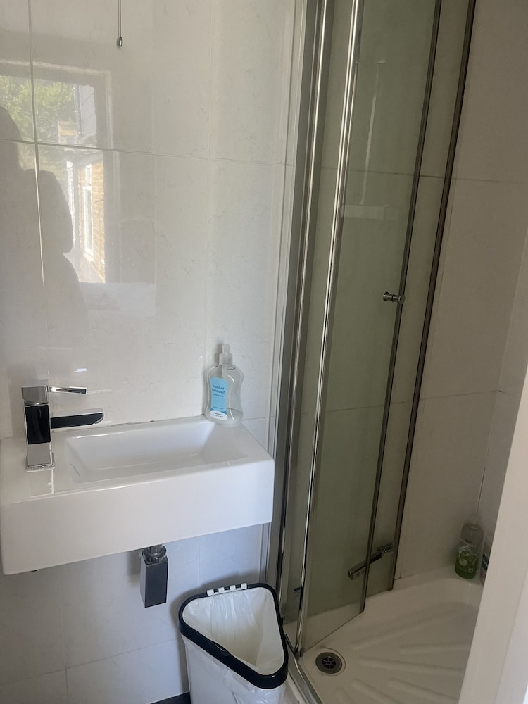 Habitación estándar doble, baño privado del hotel Kew Studios and Rooms. Foto 10