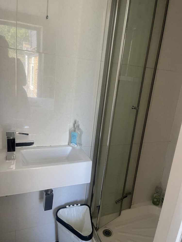 Habitación estándar doble, baño privado del hotel Kew Studios and Rooms. Foto 11