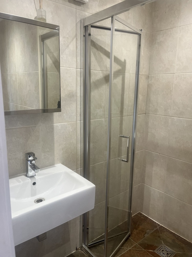 Habitación estándar doble, baño privado del hotel Kew Studios and Rooms. Foto 12