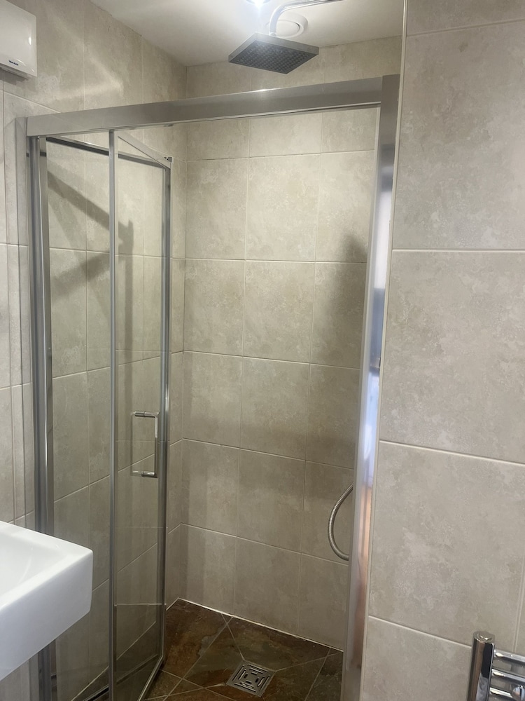 Habitación estándar doble, baño privado del hotel Kew Studios and Rooms. Foto 14