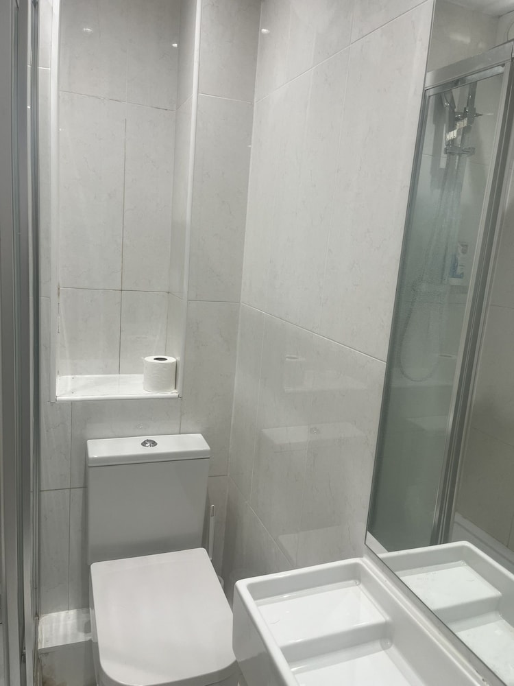 Habitación individual básica, baño privado del hotel Kew Studios and Rooms. Foto 4