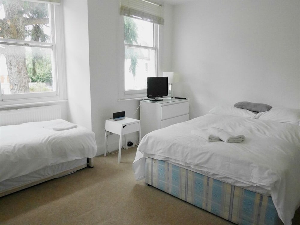 Habitación cuádruple, baño privado del hotel Kew Studios and Rooms. Foto 8