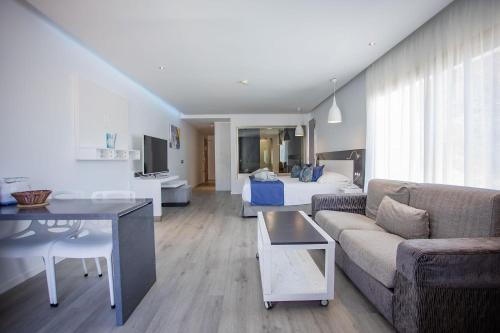 Suite with Balcony High Floor del hotel Servatur Casablanca Suites and Spa - Adults Only. Foto 2