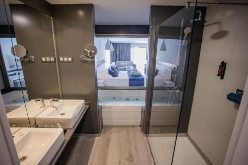 Suite with Balcony High Floor del hotel Servatur Casablanca Suites and Spa - Adults Only. Foto 4