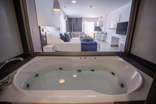 Suite with Balcony High Floor del hotel Servatur Casablanca Suites and Spa - Adults Only. Foto 5