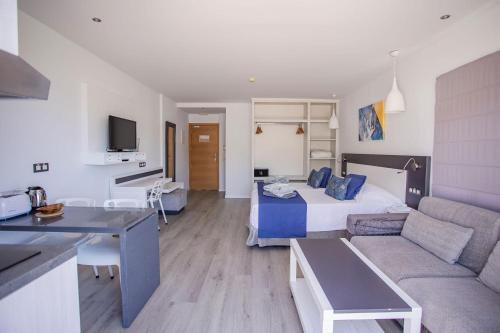 Superior Junior Suite High Floor del hotel Servatur Casablanca Suites and Spa - Adults Only. Foto 1