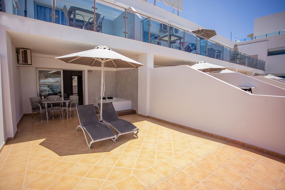 Suite junior, balcón, en una planta alta (superior) del hotel Servatur Casablanca Suites and Spa - Adults Only. Foto 3