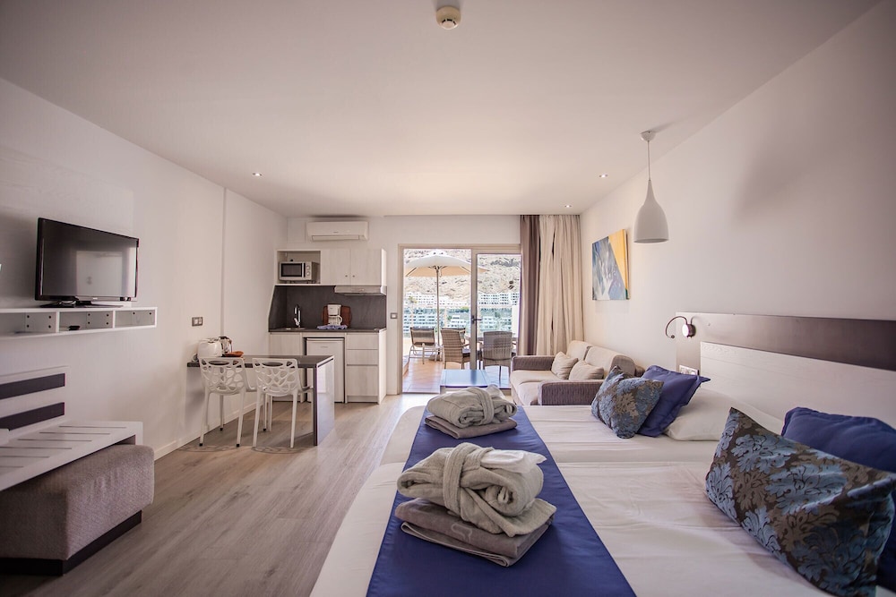 Suite junior, balcón, en una planta alta (superior) del hotel Servatur Casablanca Suites and Spa - Adults Only. Foto 4