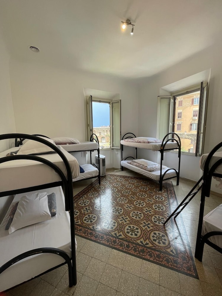 Dormitorio compartido económico, solo para mujeres del hotel Rome Experience