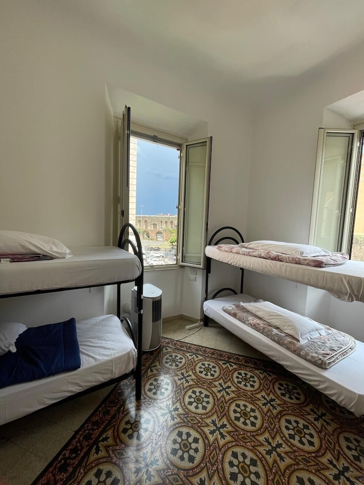 Dormitorio compartido económico, solo para mujeres del hotel Rome Experience. Foto 1