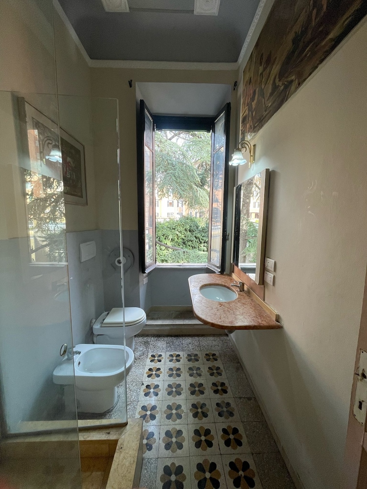 Dormitorio compartido económico, solo para mujeres del hotel Rome Experience. Foto 3