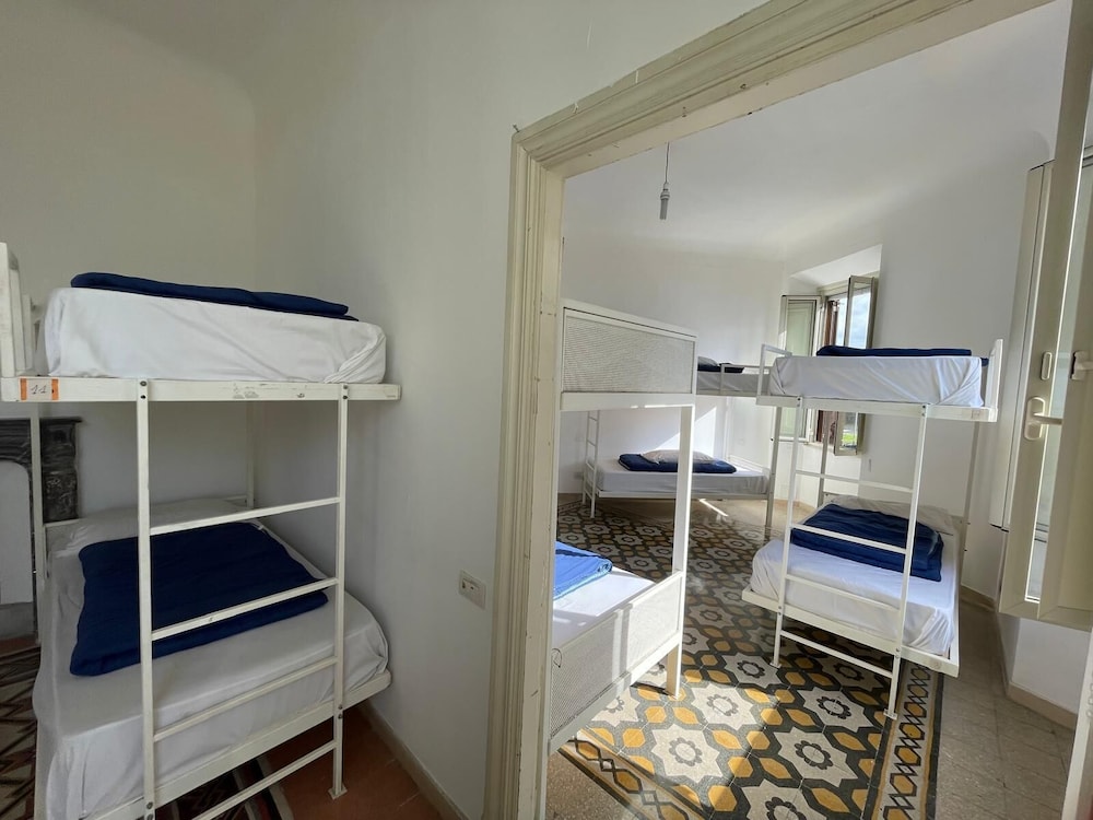 Dormitorio compartido económico, dormitorio mixto del hotel Rome Experience. Foto 2