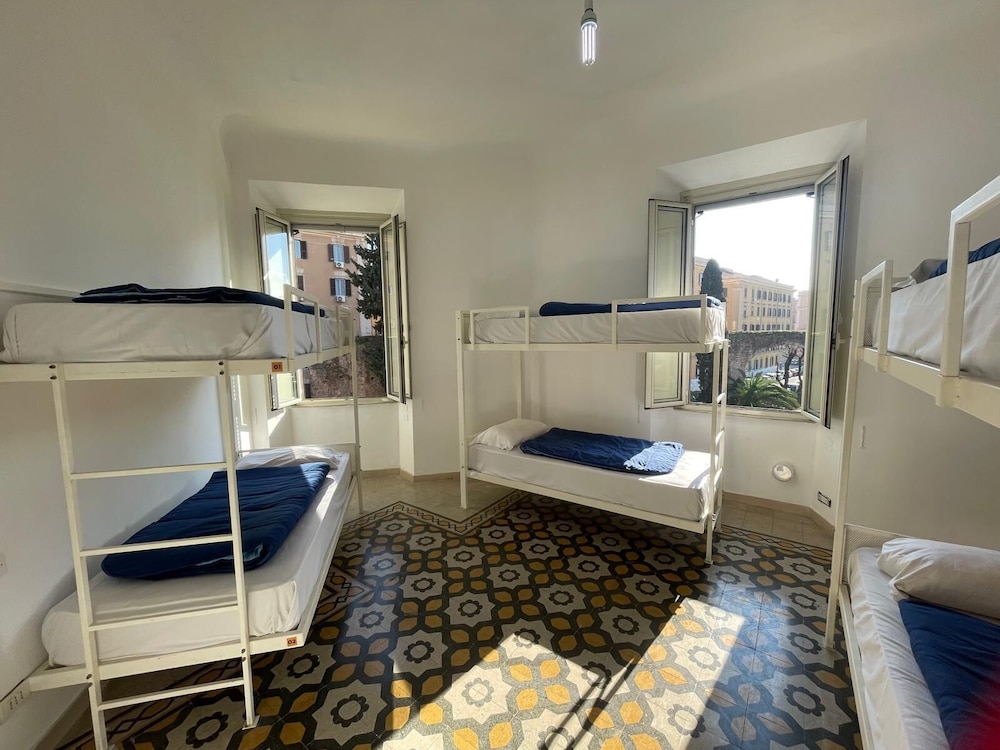 Dormitorio compartido económico, dormitorio mixto del hotel Rome Experience. Foto 3