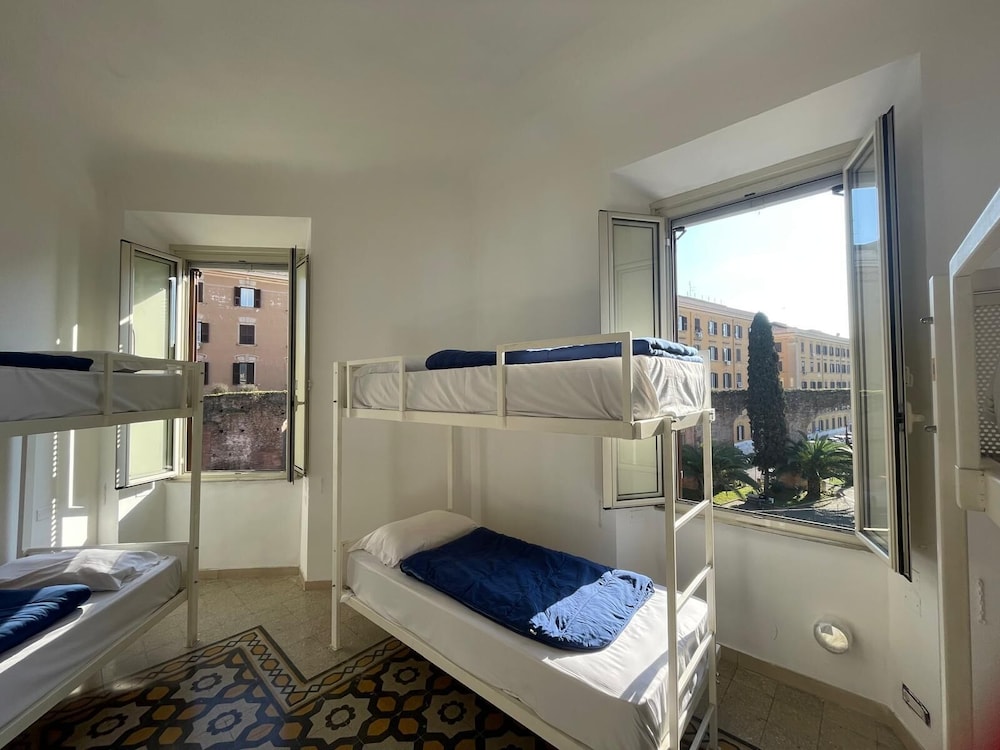 Dormitorio compartido económico, dormitorio mixto del hotel Rome Experience. Foto 4