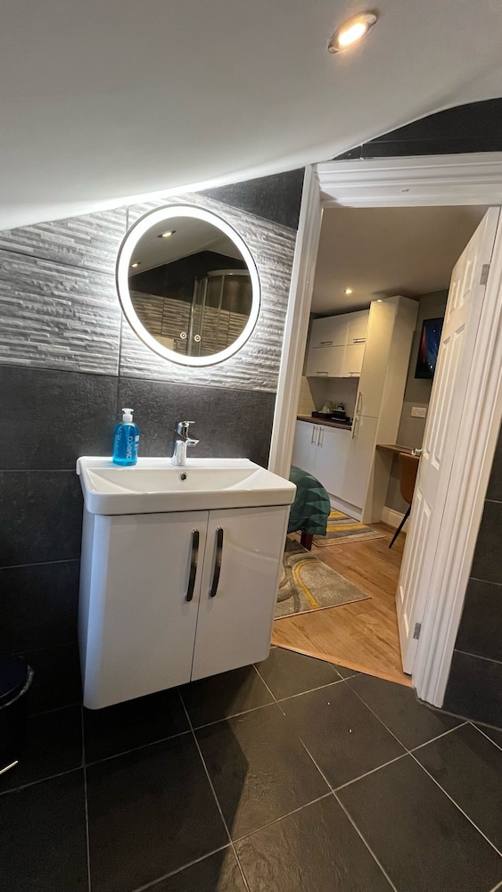 Estudio, baño privado (Studio Suite) del hotel Charlotte Guest House. Foto 20