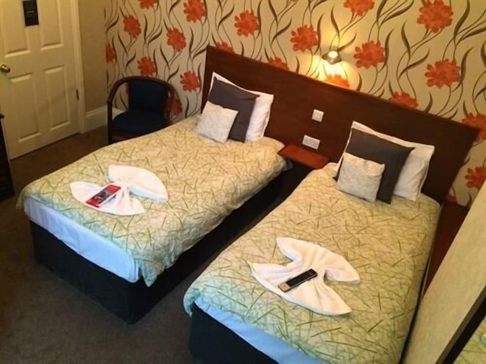 Habitación con 2 camas individuales, baño privado del hotel Charlotte Guest House