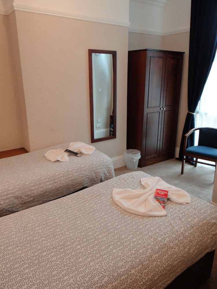 Habitación con 2 camas individuales, baño privado del hotel Charlotte Guest House. Foto 2