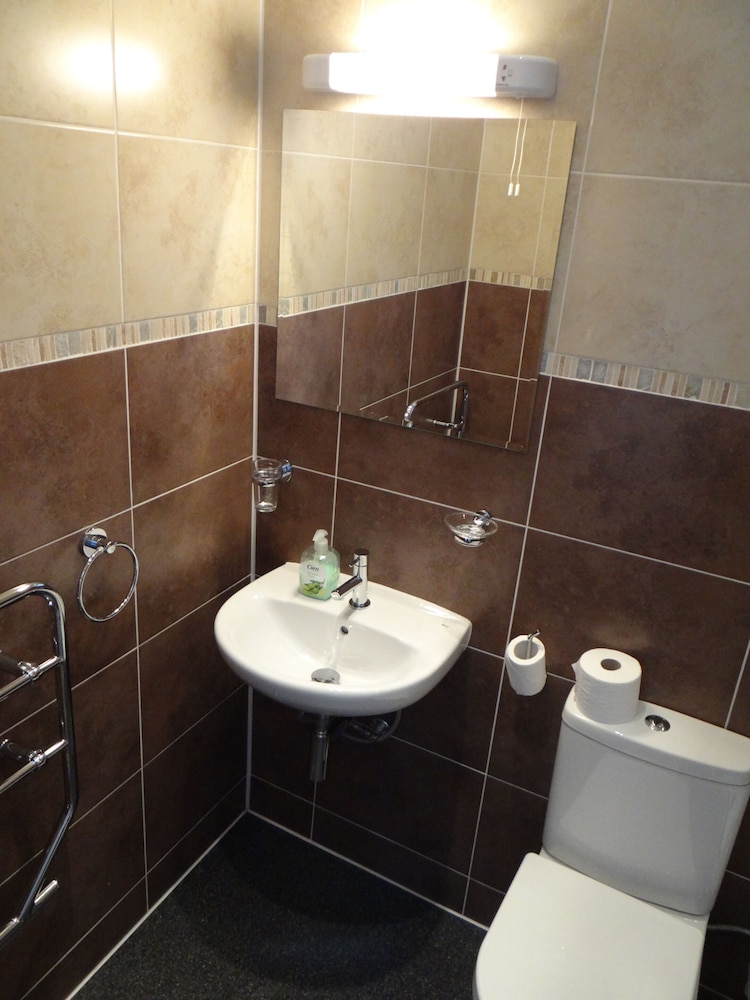 Habitación con 2 camas individuales, baño privado del hotel Charlotte Guest House. Foto 5