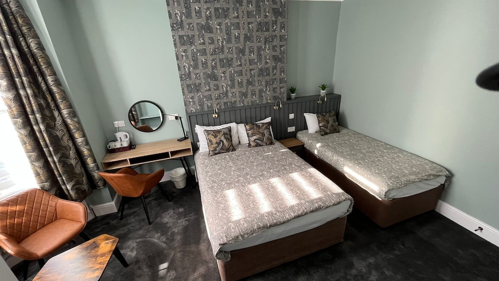 Habitación triple, baño privado (Double and Single Beds) del hotel Charlotte Guest House. Foto 3