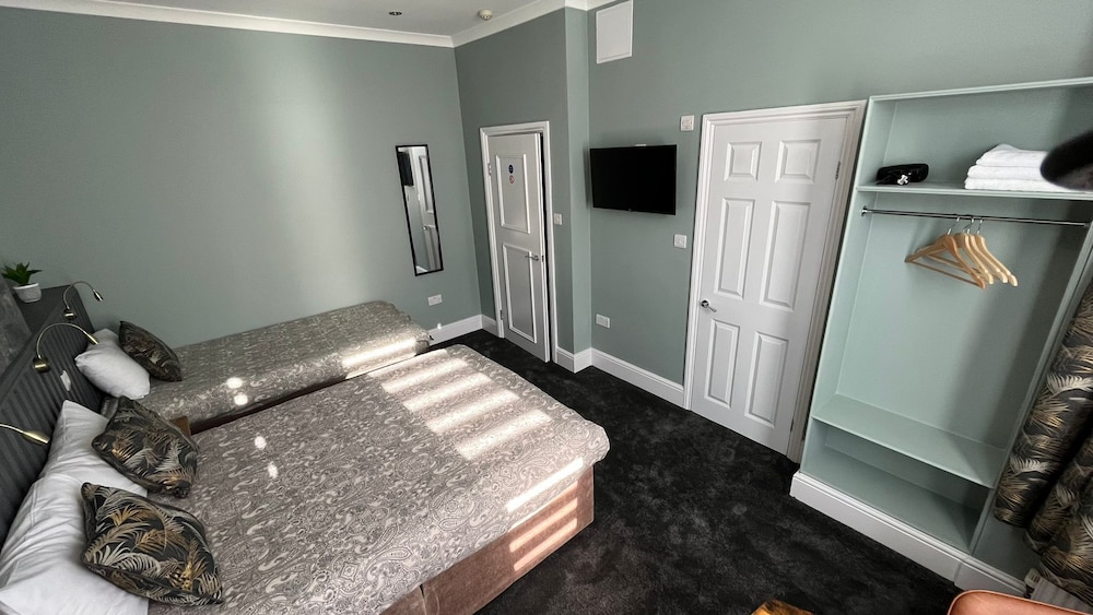 Habitación triple, baño privado (Double and Single Beds) del hotel Charlotte Guest House. Foto 5