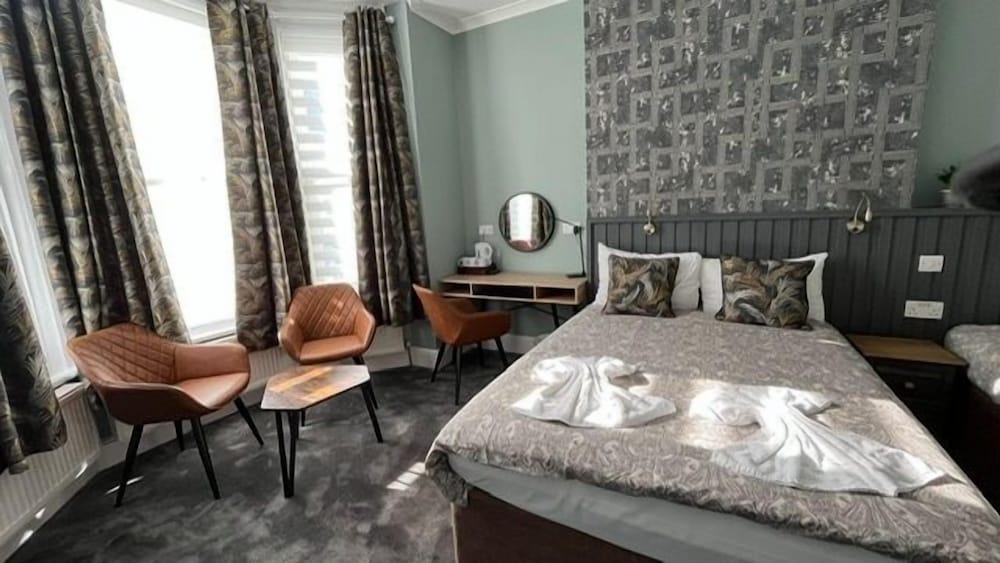 Habitación triple, baño privado (Double and Single Beds) del hotel Charlotte Guest House. Foto 9