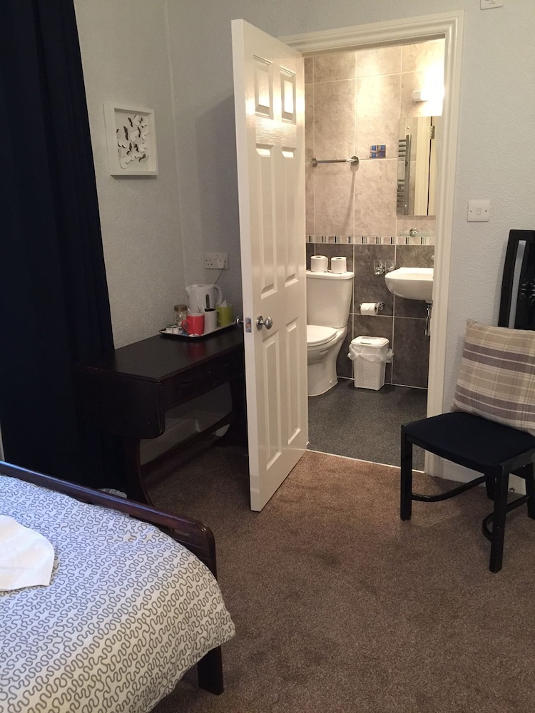 Habitación triple, baño privado (Double and Single Beds) del hotel Charlotte Guest House. Foto 10