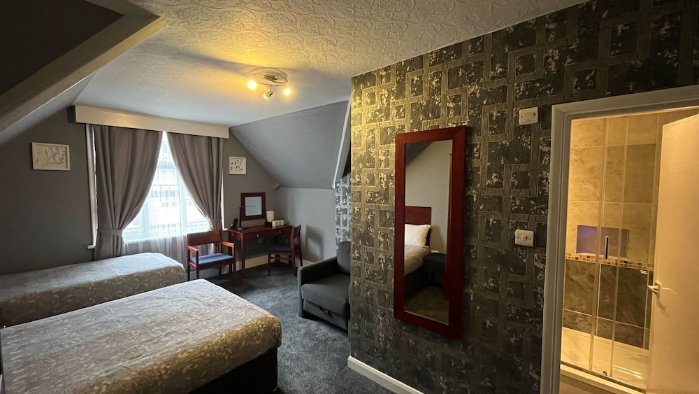 Habitación triple, baño privado (Double and Single Beds) del hotel Charlotte Guest House. Foto 13