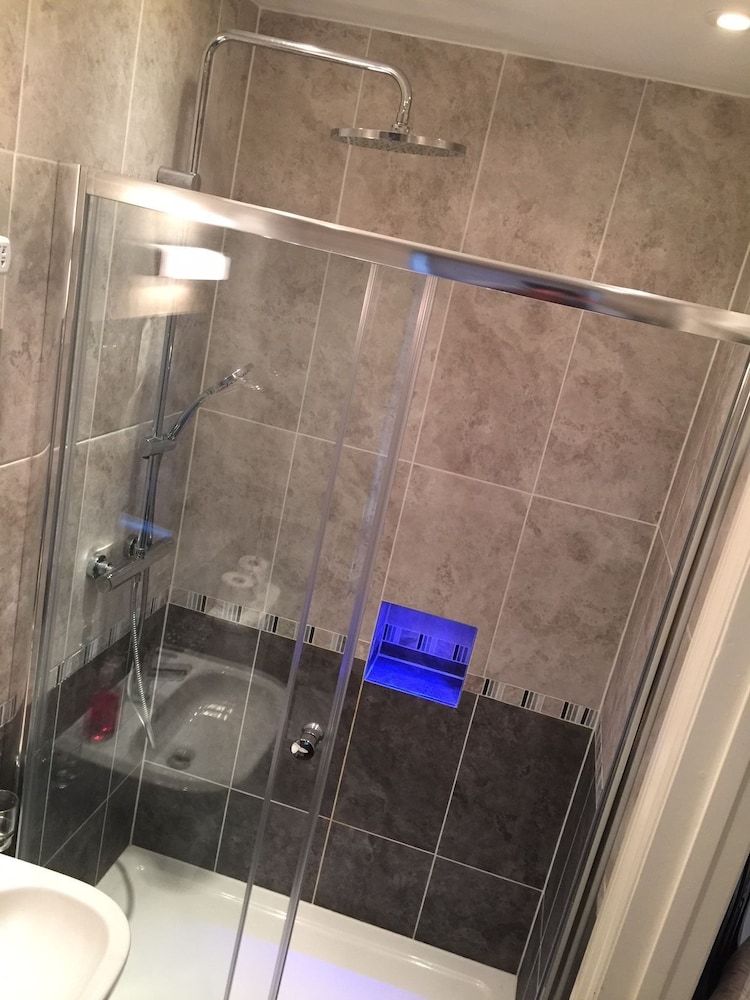 Habitación triple, baño privado (Double and Single Beds) del hotel Charlotte Guest House. Foto 15