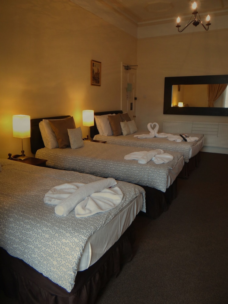 Habitación cuádruple, baño privado (Double and Two Single Bed) del hotel Charlotte Guest House. Foto 1