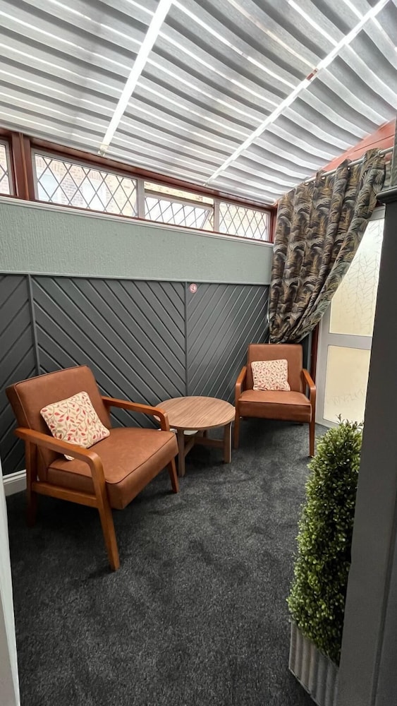 Habitación cuádruple, baño privado (Double and Two Single Bed) del hotel Charlotte Guest House. Foto 7