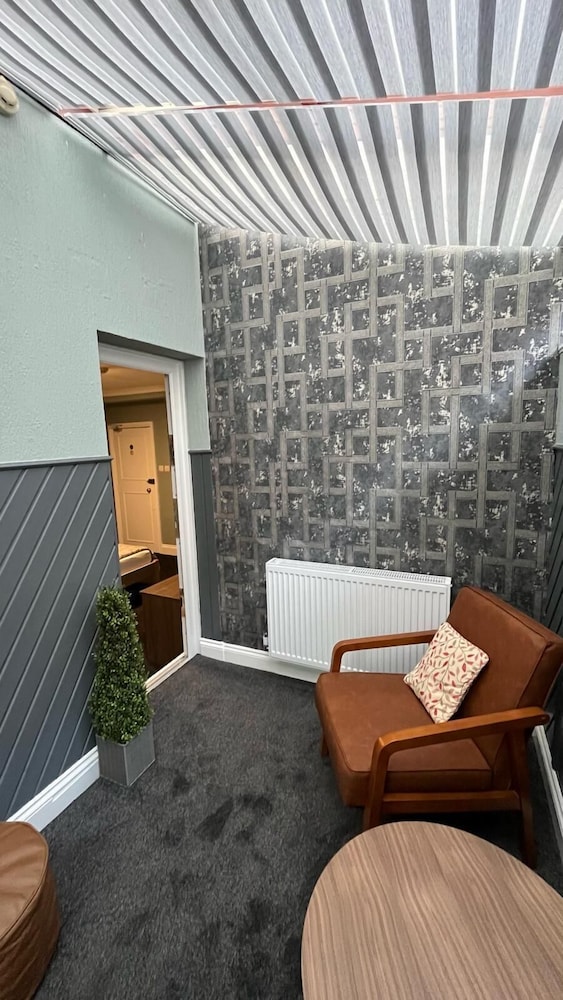 Habitación cuádruple, baño privado (Double and Two Single Bed) del hotel Charlotte Guest House. Foto 8