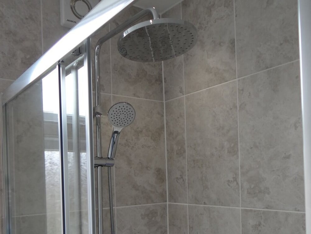 Habitación cuádruple, baño privado (Double and Two Single Bed) del hotel Charlotte Guest House. Foto 12