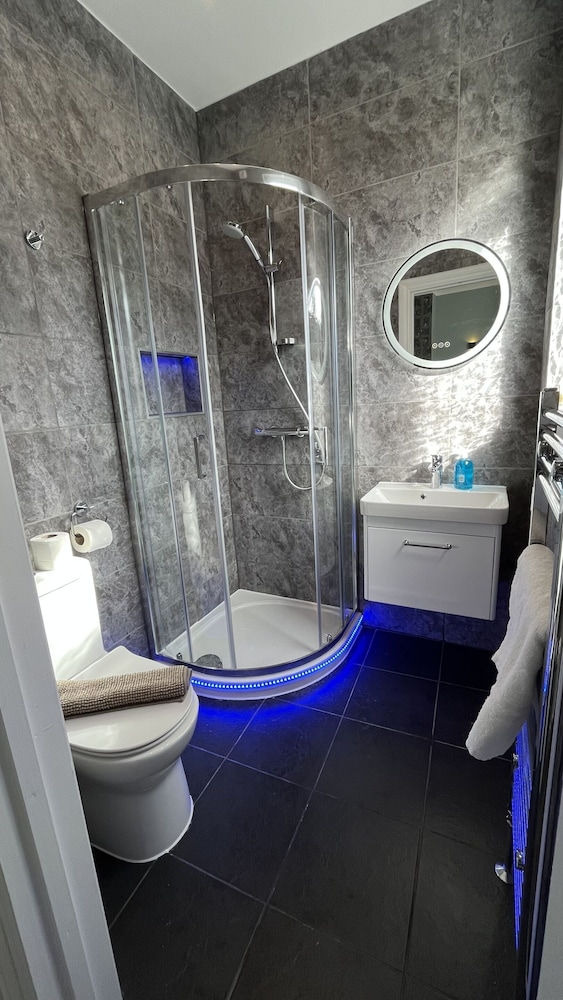 Habitación cuádruple, baño privado (Double and Two Single Bed) del hotel Charlotte Guest House. Foto 14