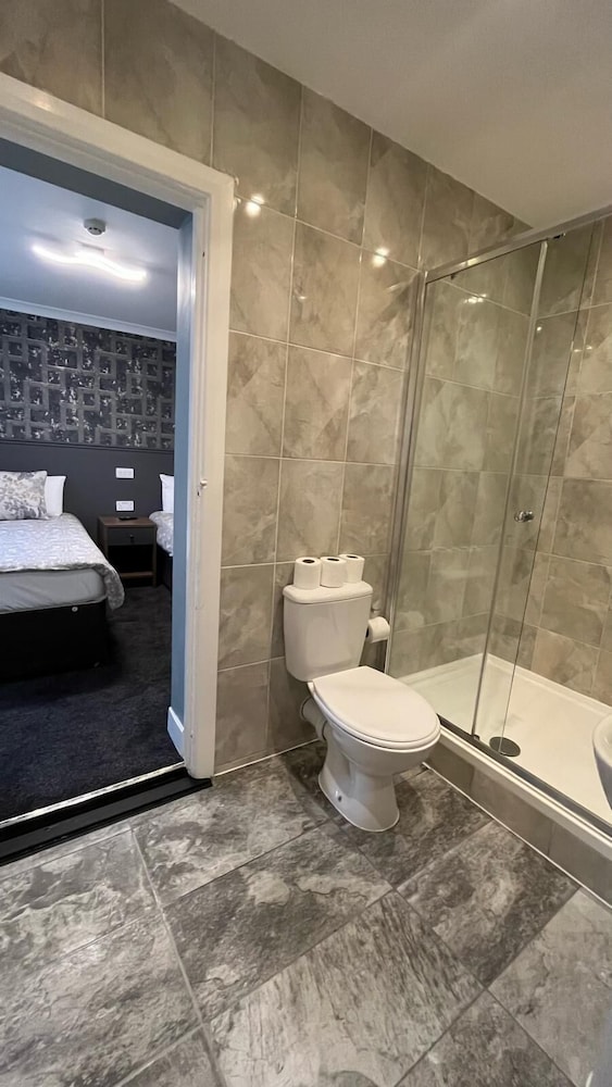 Habitación cuádruple, baño privado (Double and Two Single Bed) del hotel Charlotte Guest House. Foto 15