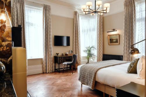 Habitación con cama grande del hotel The Black Lion