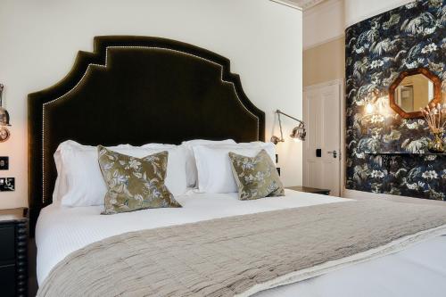 Habitación con cama grande del hotel The Black Lion. Foto 15