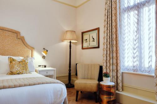 Habitación con cama extragrande del hotel The Black Lion. Foto 2