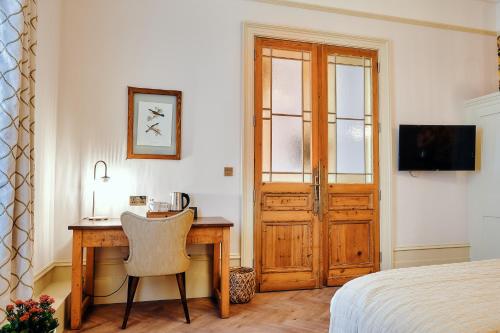 Habitación con cama extragrande del hotel The Black Lion. Foto 6