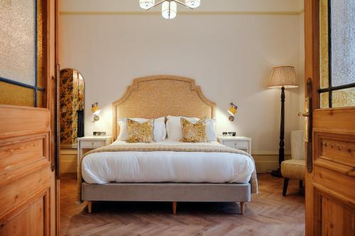 Habitación con cama extragrande del hotel The Black Lion. Foto 8