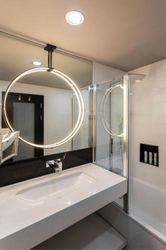 Habitación Junior Suite Dreams con sofá cama - 1 cama extragrande del hotel Montcalm East, Autograph Collection