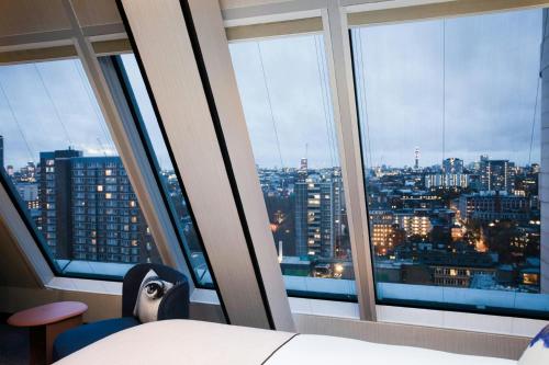 Habitación Sky High Double con vistas al perfil urbano - 1 cama grande o extragrande del hotel Montcalm East, Autograph Collection. Foto 1