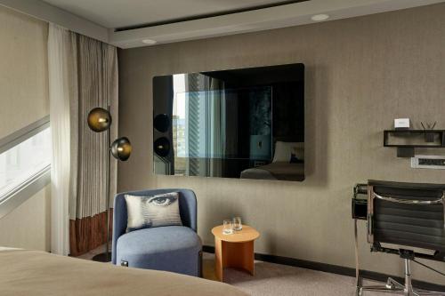 Habitación Feeling Superior con vistas a la ciudad - 1 cama extragrande del hotel Montcalm East, Autograph Collection. Foto 1