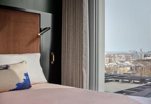 Habitación Sky High Double con vistas al perfil urbano - 1 cama grande o extragrande del hotel Montcalm East, Autograph Collection